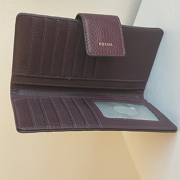 Fossil| Burgundy Bifold Wallet| Snap Closure - Picture 4 of 6